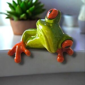 NWT Ceramic Frog Shelf Hanger